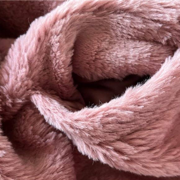 Dusty rose faux fur jacket. - Picture 9 of 10